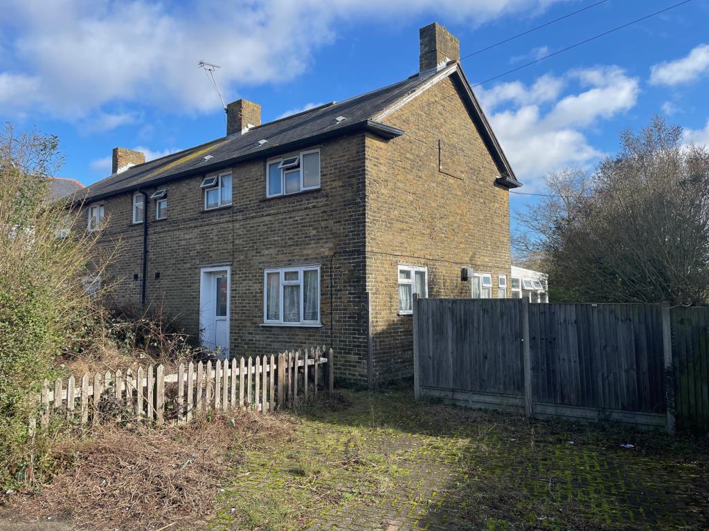 Lot: 35 - THREE-BEDROOM SEMI-DETACHED HOUSE IN POPULAR LOCATION - Front of property